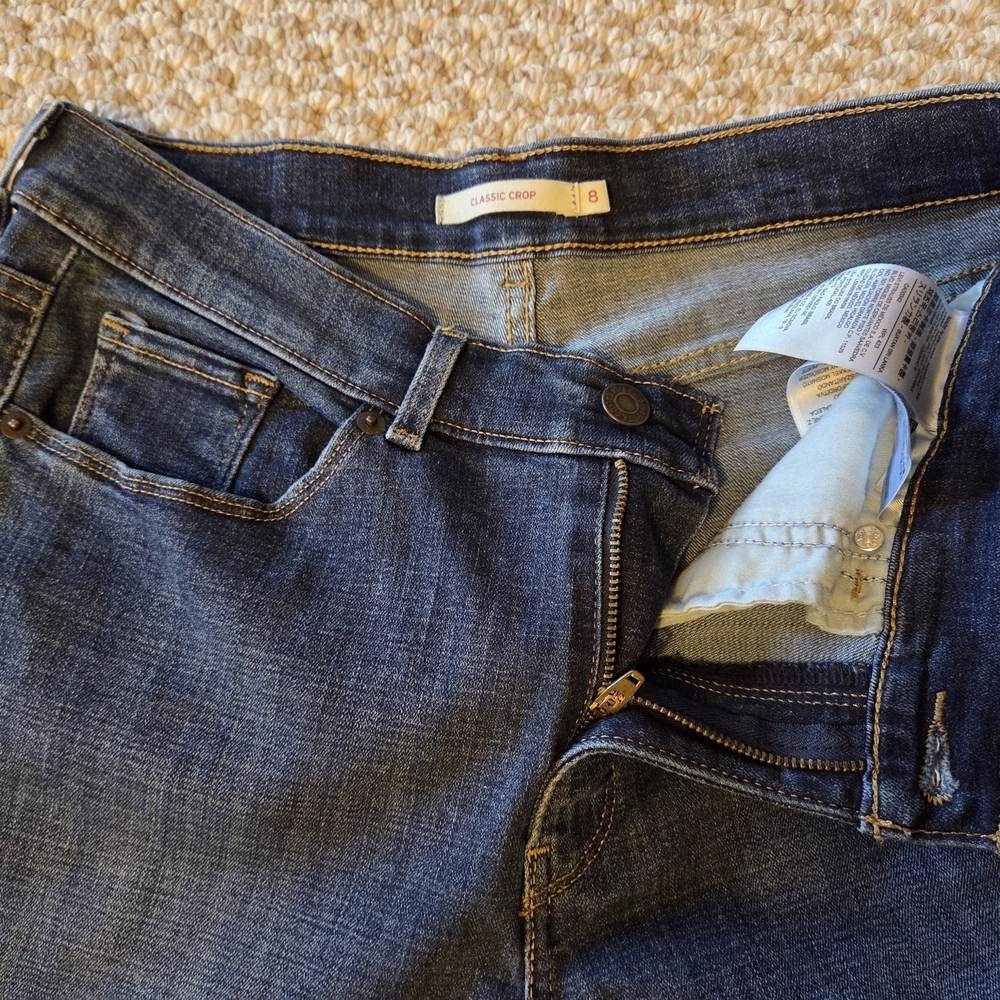 Levi's Classic Indigo Capris - Picture 3 of 7